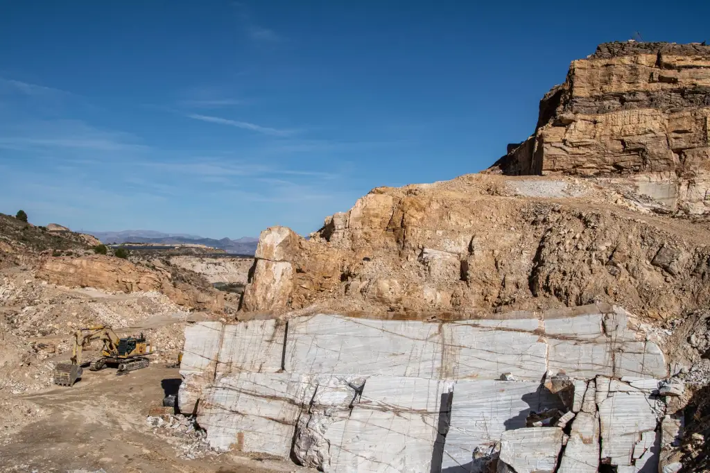 菏泽开发区广告条幅与锦旗制作工艺对比及适用场景解析