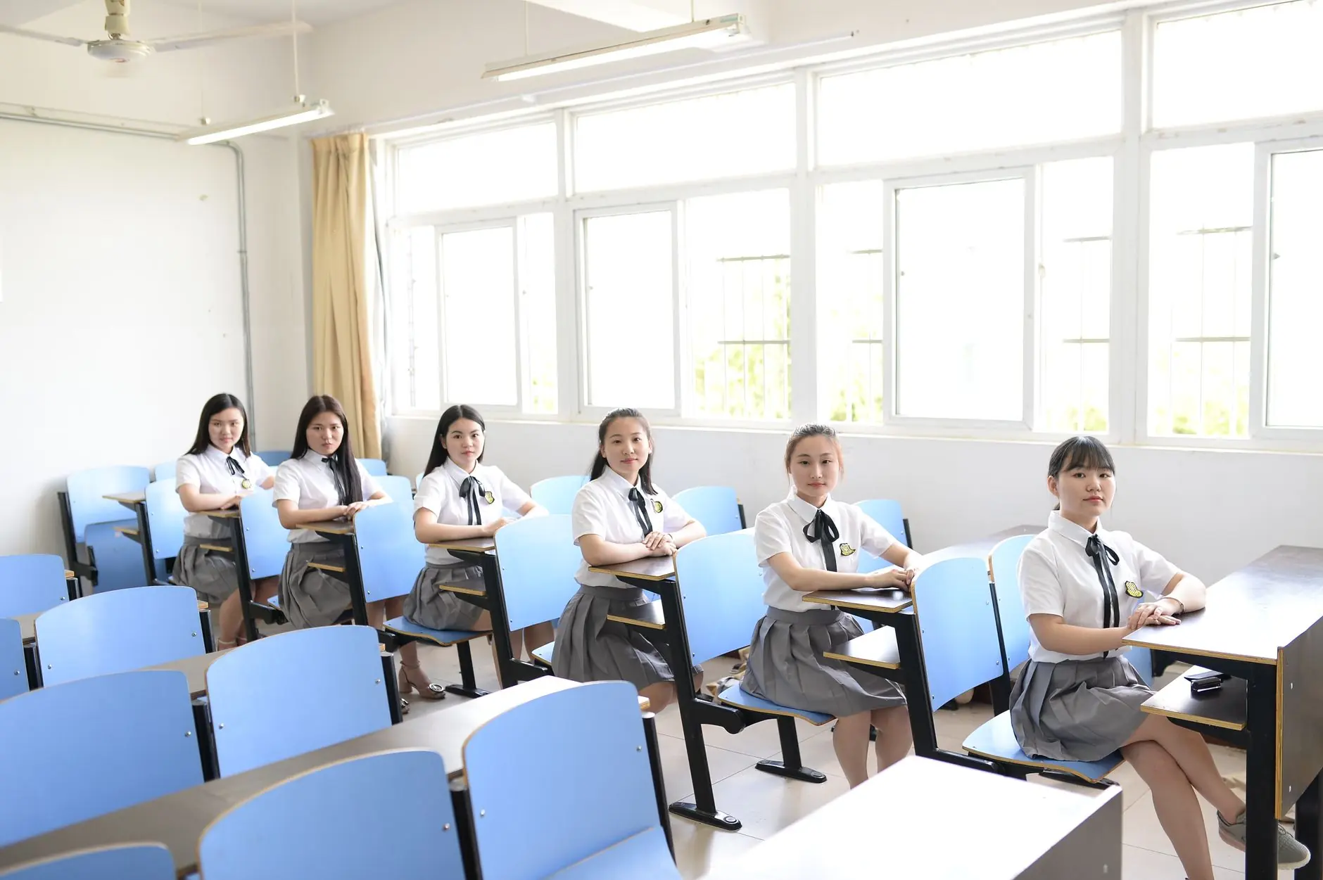广告条幅与喷绘布在户外庆典场景中的材质选择对比