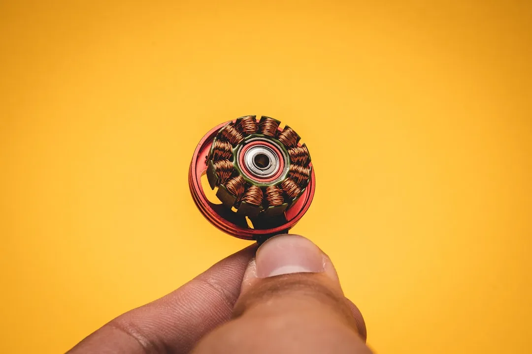 锦旗制作中织唛与烫金工艺的适用场景与效果对比