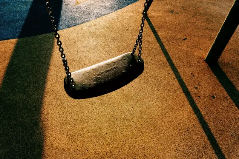 广告条幅材质选型指南：不同户外场景下的耐候性与印刷工艺对比